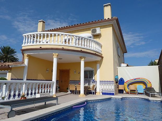 Encantadora villa con piscina en zona residencial tranquila, ¡tu próximo hogar te espera!