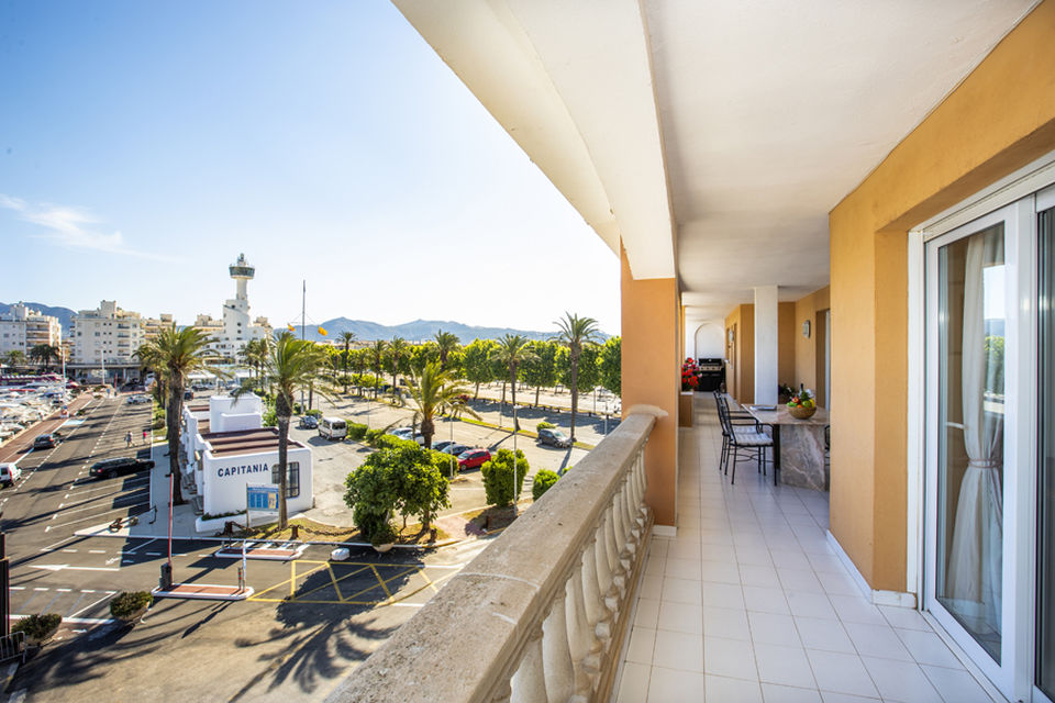 Select penthouse with canal views in Empuriabrava