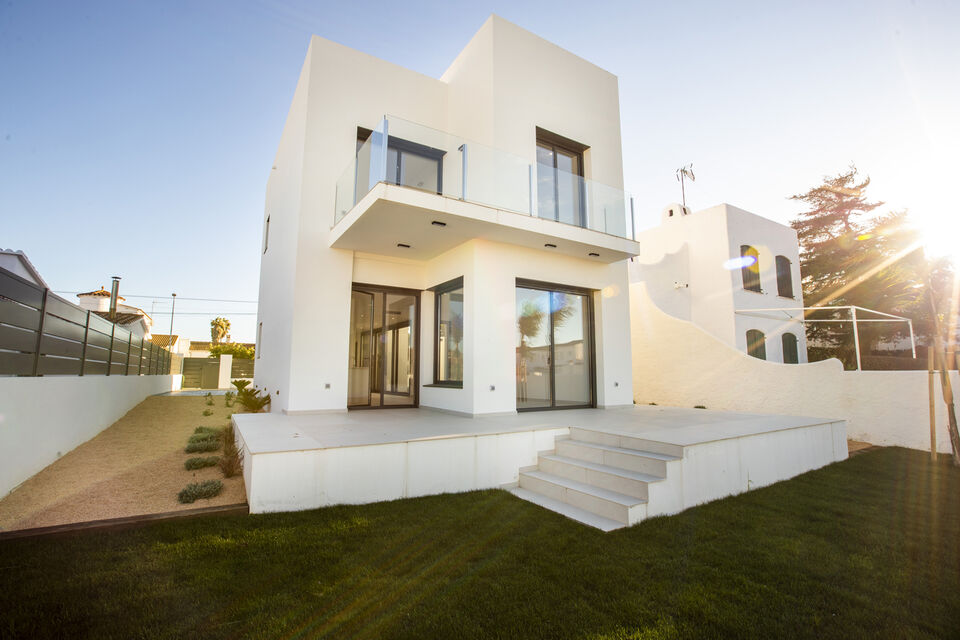 House for sale of new construction in Empuriabrava with mooring