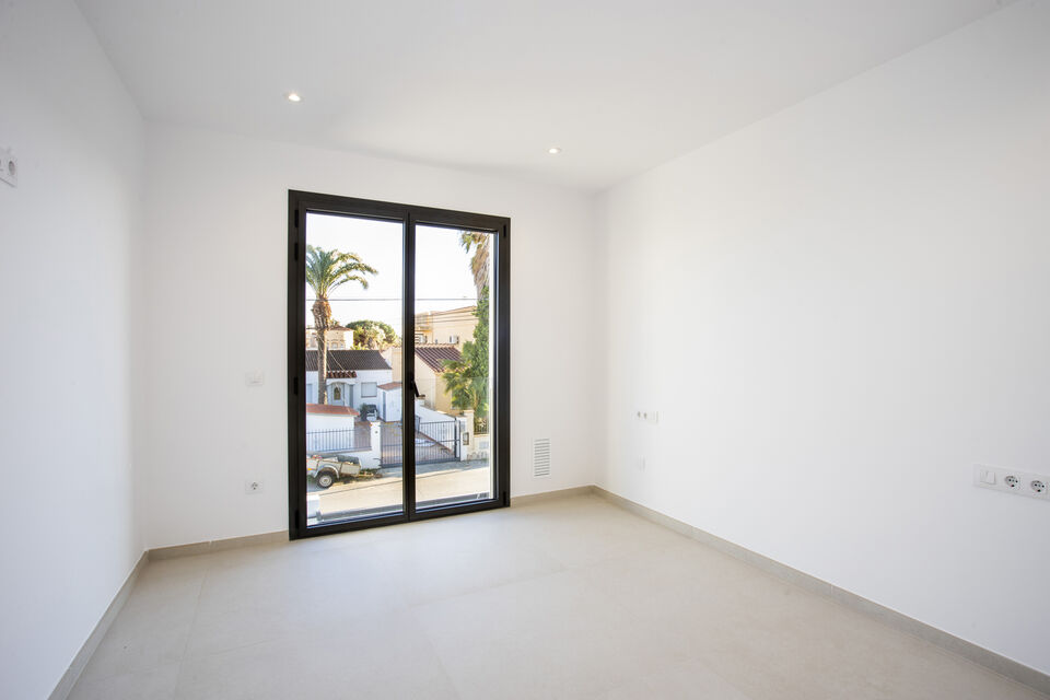 House for sale of new construction in Empuriabrava with mooring