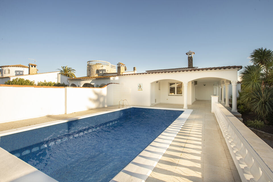 House for Sale Empuriabrava with mooring of 12.5 meters