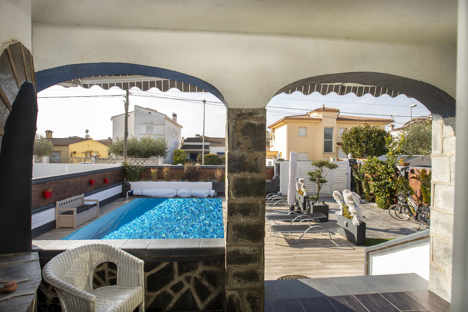Renovated house for sale with pool in Empuriabrava