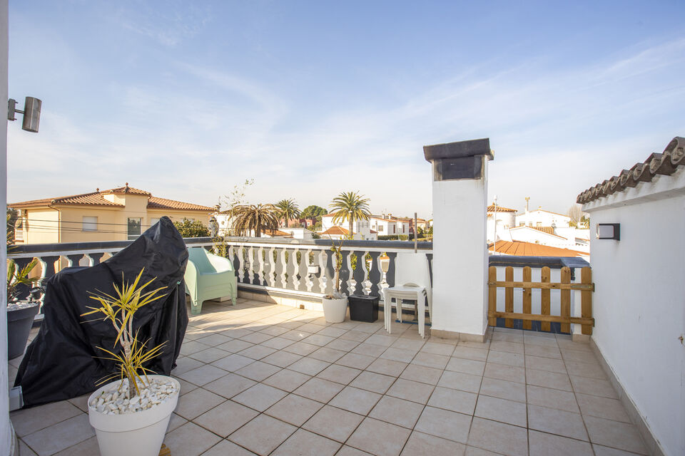 Renovated house for sale with pool in Empuriabrava