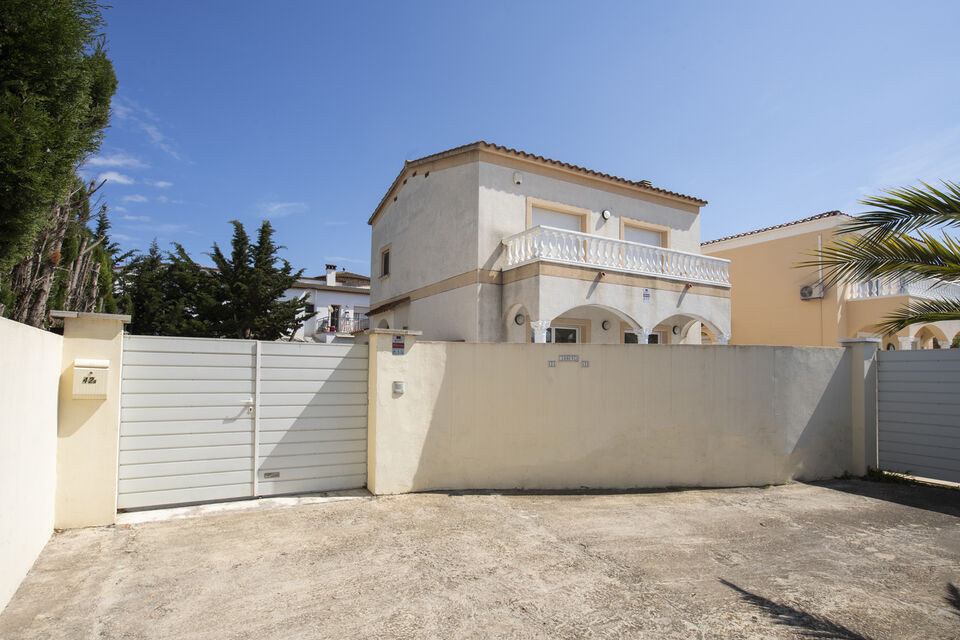 Nice house with pool for sale in Empuriabrava