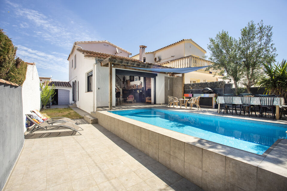 House with pool and garage in one of the best areas of Empuriabrava