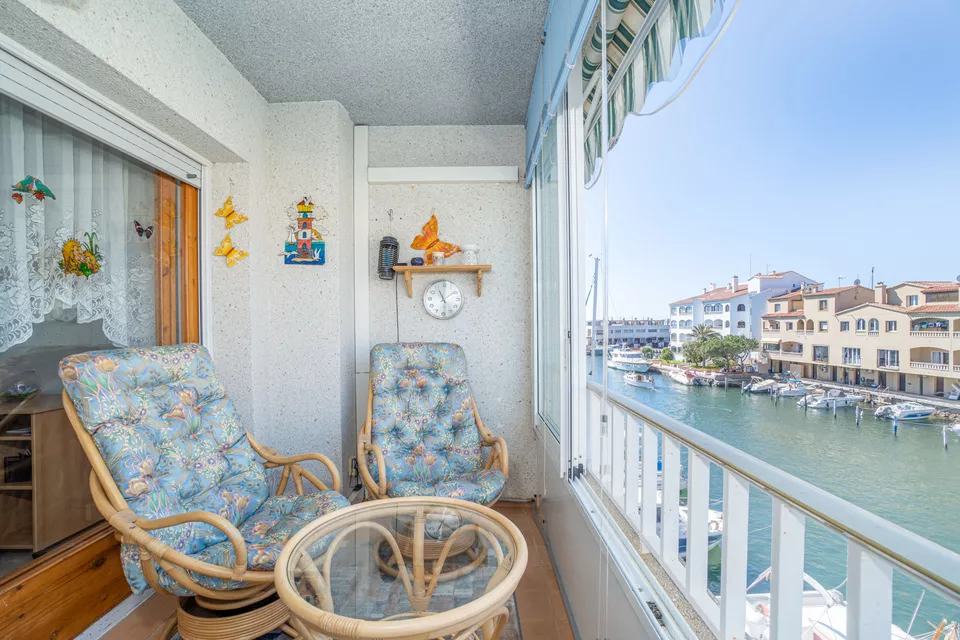 Luxuswohnung mit 2 Schlafzimmern und Panoramablick auf den Kanal. Entdecken Sie Ihr ideales Zuhause 