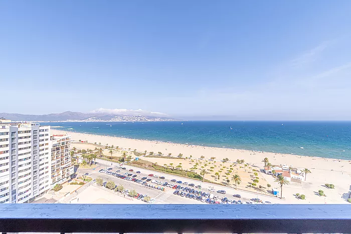 Apartamento en venta con licencia turística, vistas al mar, 2 dormitorios, parking.