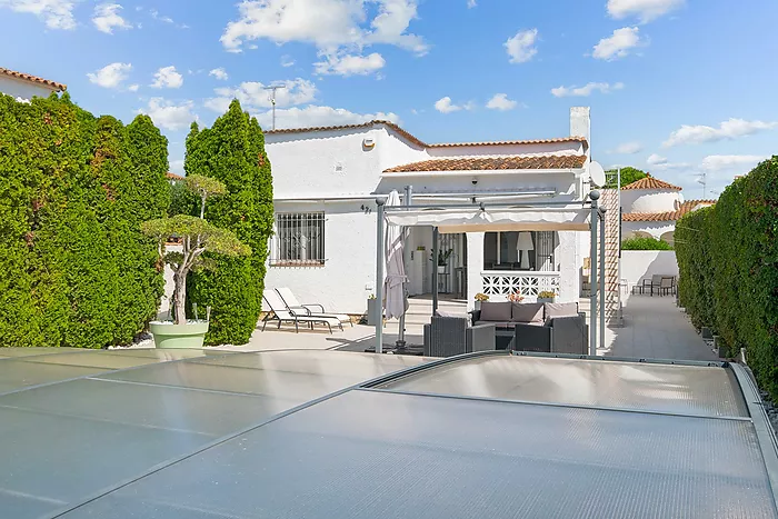 ¡Increíble chalet independiente en venta en Empuriabrava! Descubre tu nuevo hogar en este paraíso.