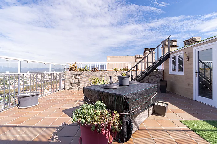 Penthouse for sale with a large terrace and parking included. Your home in the heights awaits you!