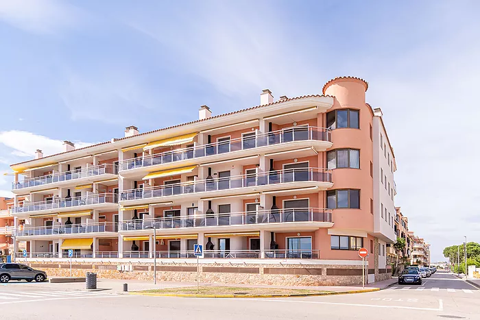 Wonderful apartment in Empuriabrava with stunning sea views! Your dream home awaits you here! Come a