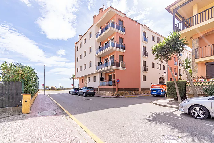 Wonderful apartment in Empuriabrava with stunning sea views! Your dream home awaits you here! Come a