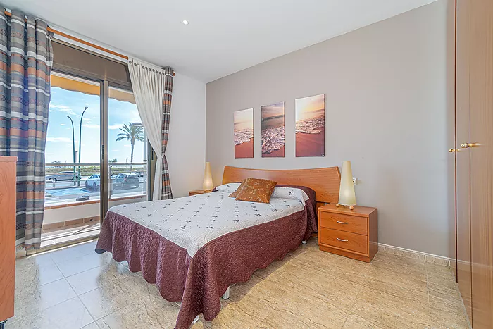 Wonderful apartment in Empuriabrava with stunning sea views! Your dream home awaits you here! Come a