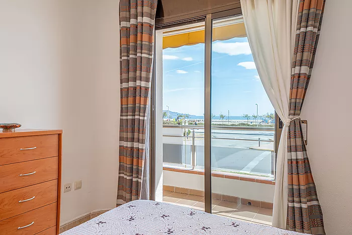 Wonderful apartment in Empuriabrava with stunning sea views! Your dream home awaits you here! Come a