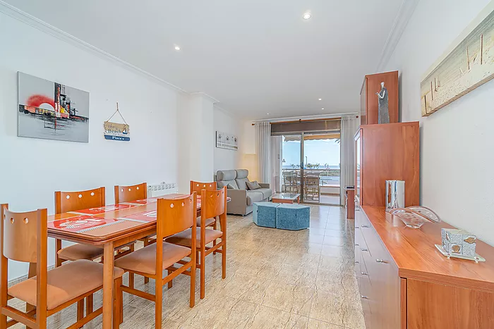 Wonderful apartment in Empuriabrava with stunning sea views! Your dream home awaits you here! Come a