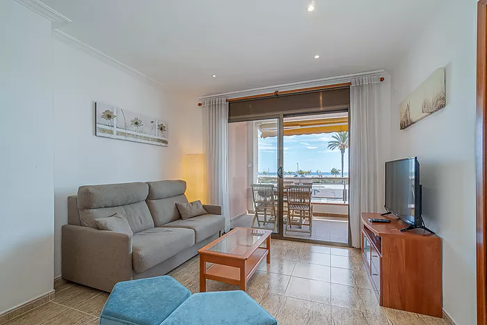 Wonderful apartment in Empuriabrava with stunning sea views! Your dream home awaits you here! Come a