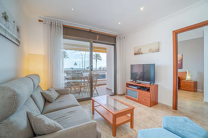 Wonderful apartment in Empuriabrava with stunning sea views! Your dream home awaits you here! Come a