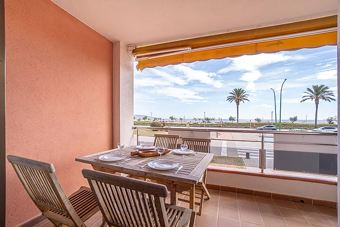 Wonderful apartment in Empuriabrava with stunning sea views! Your dream home awaits you here! Come a