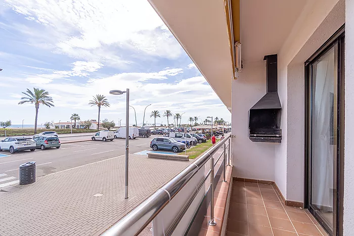 Wonderful apartment in Empuriabrava with stunning sea views! Your dream home awaits you here! Come a