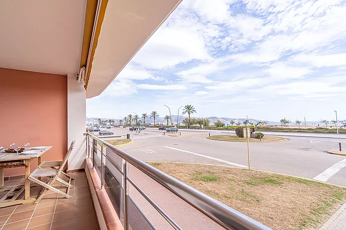 Wonderful apartment in Empuriabrava with stunning sea views! Your dream home awaits you here! Come a