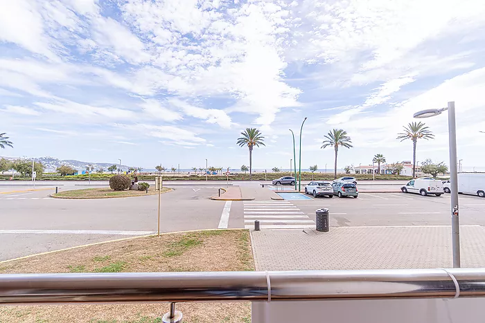 Wonderful apartment in Empuriabrava with stunning sea views! Your dream home awaits you here! Come a