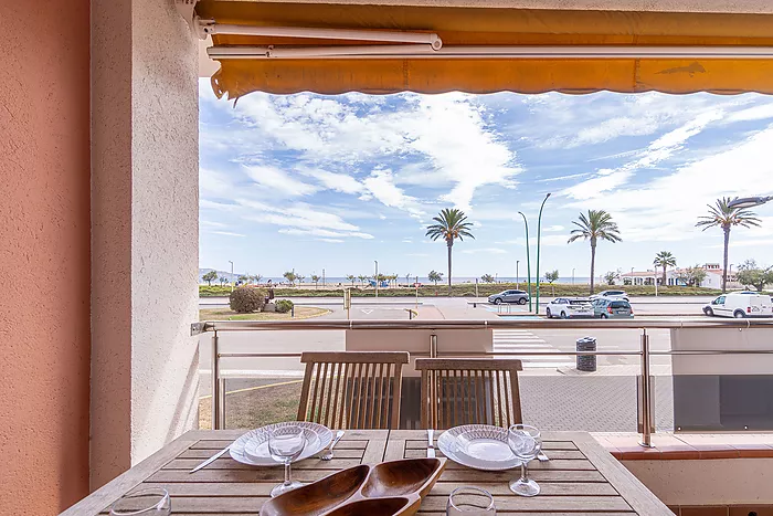 Wonderful apartment in Empuriabrava with stunning sea views! Your dream home awaits you here! Come a