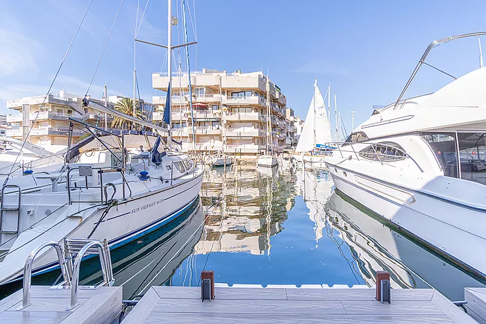 Incredible opportunity to own a house with a mooring in Empuriabrava! Don't miss out!