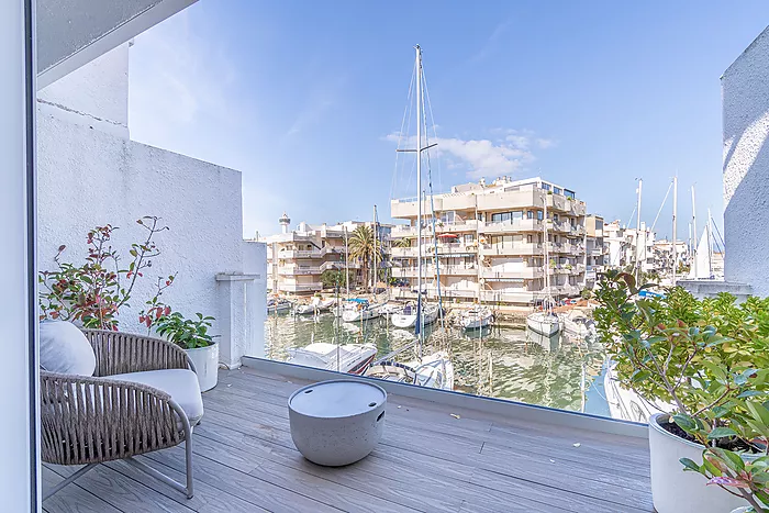 Incredible opportunity to own a house with a mooring in Empuriabrava! Don't miss out!