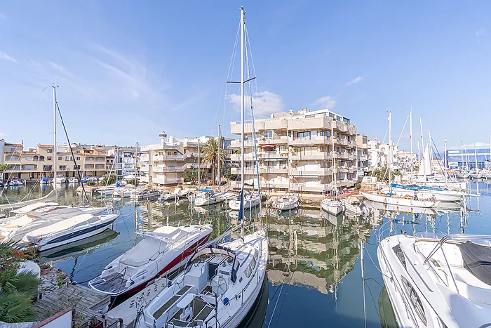 Incredible opportunity to own a house with a mooring in Empuriabrava! Don't miss out!