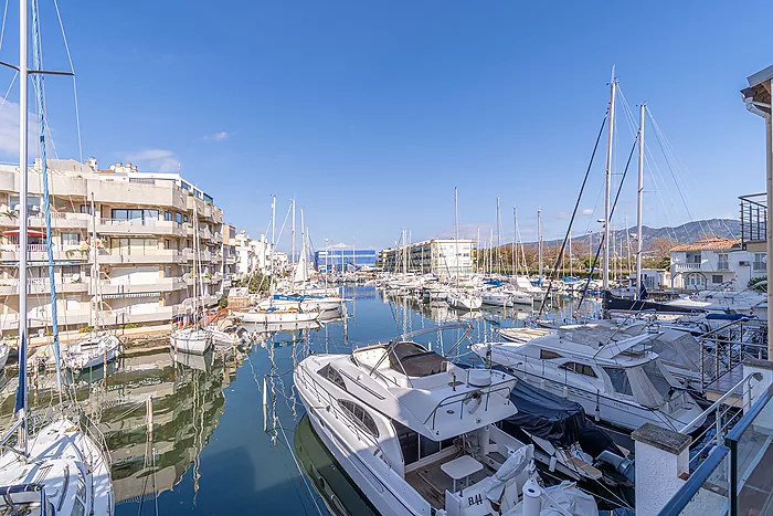 Incredible opportunity to own a house with a mooring in Empuriabrava! Don't miss out!