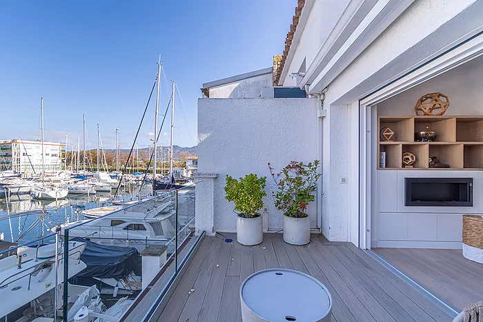 Incredible opportunity to own a house with a mooring in Empuriabrava! Don't miss out!