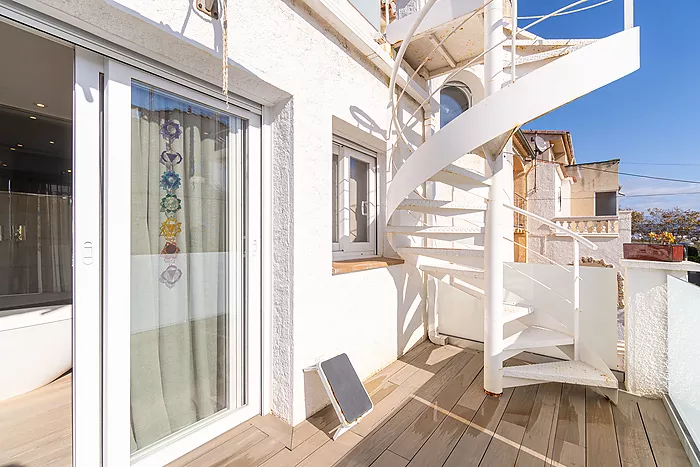 Incredible opportunity to own a house with a mooring in Empuriabrava! Don't miss out!