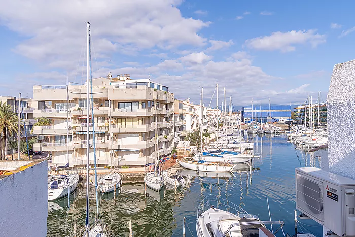 Incredible opportunity to own a house with a mooring in Empuriabrava! Don't miss out!