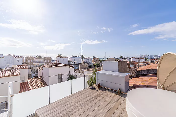 Incredible opportunity to own a house with a mooring in Empuriabrava! Don't miss out!