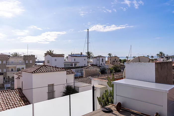 Incredible opportunity to own a house with a mooring in Empuriabrava! Don't miss out!