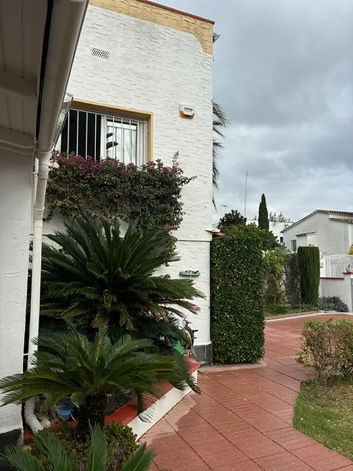 Detached villa for sale in Empuriabrava. Your ideal home awaits in this beautiful place ¡