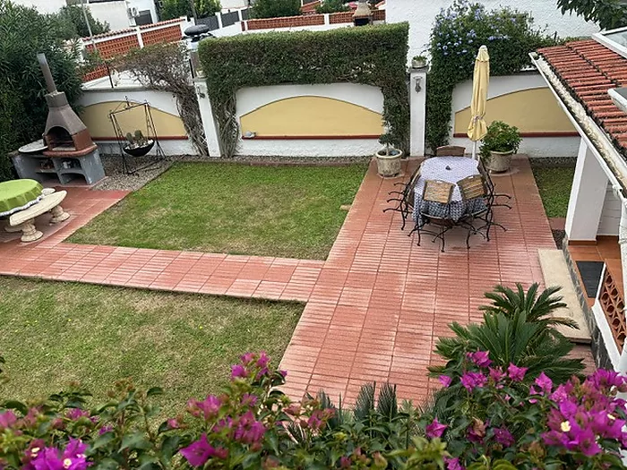 Detached villa for sale in Empuriabrava. Your ideal home awaits in this beautiful place ¡