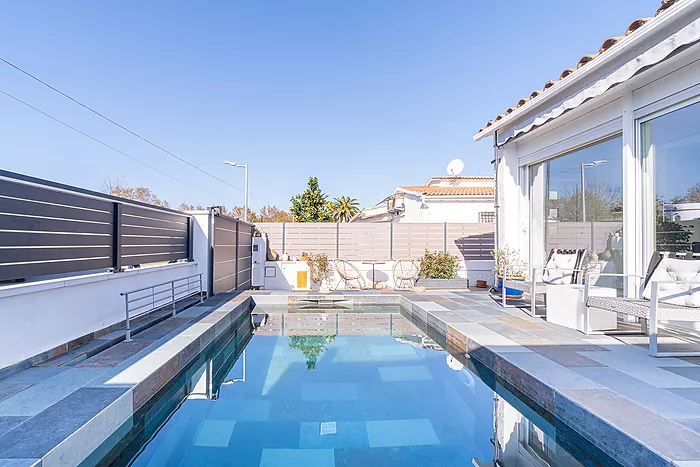 Casa en venta renovada con piscina y licencia turística