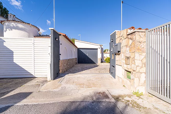 Belle maison avec piscine et trois grandes chambres, découvrez la maison de vos rêves! Venez la visi