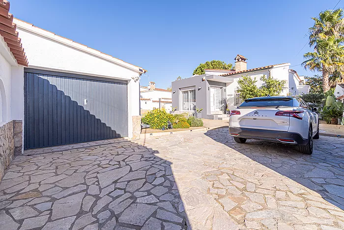 Belle maison avec piscine et trois grandes chambres, découvrez la maison de vos rêves! Venez la visi