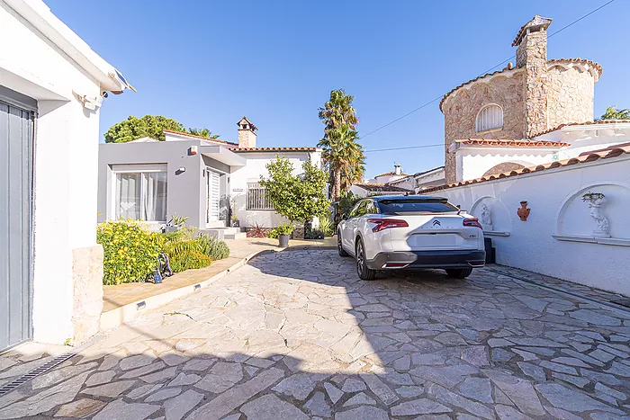 Belle maison avec piscine et trois grandes chambres, découvrez la maison de vos rêves! Venez la visi