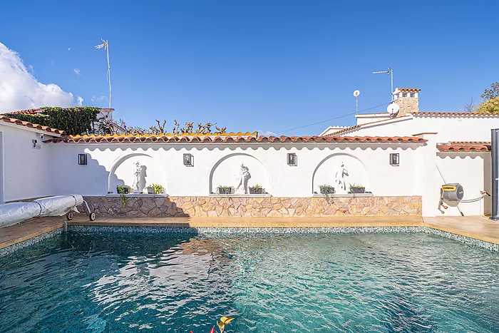 Belle maison avec piscine et trois grandes chambres, découvrez la maison de vos rêves! Venez la visi