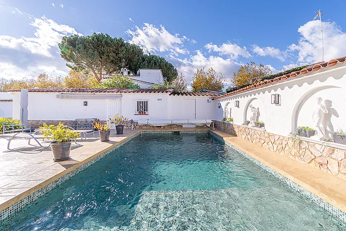 Belle maison avec piscine et trois grandes chambres, découvrez la maison de vos rêves! Venez la visi