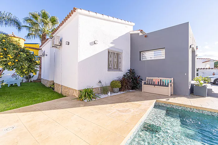 Belle maison avec piscine et trois grandes chambres, découvrez la maison de vos rêves! Venez la visi