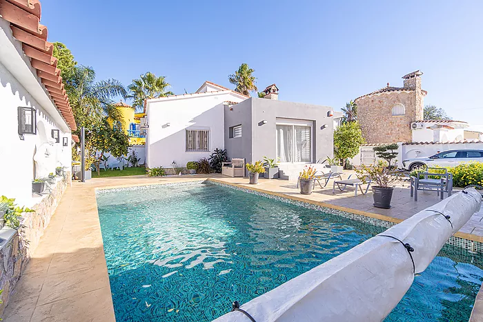 Belle maison avec piscine et trois grandes chambres, découvrez la maison de vos rêves! Venez la visi