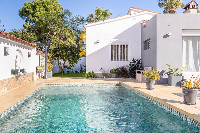 Hermosa casa con piscina y tres amplias habitaciones, ¡descubre el hogar de tus sueños! ¡Ven y conóc