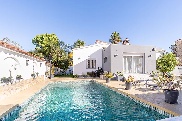 Belle maison avec piscine et trois grandes chambres, découvrez la maison de vos rêves! Venez la visi