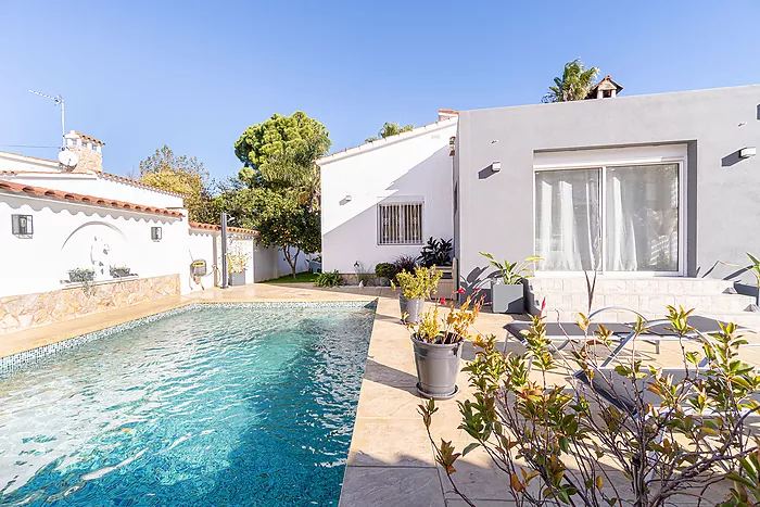 Belle maison avec piscine et trois grandes chambres, découvrez la maison de vos rêves! Venez la visi