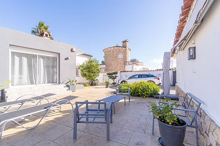 Belle maison avec piscine et trois grandes chambres, découvrez la maison de vos rêves! Venez la visi