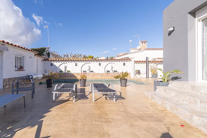 Belle maison avec piscine et trois grandes chambres, découvrez la maison de vos rêves! Venez la visi