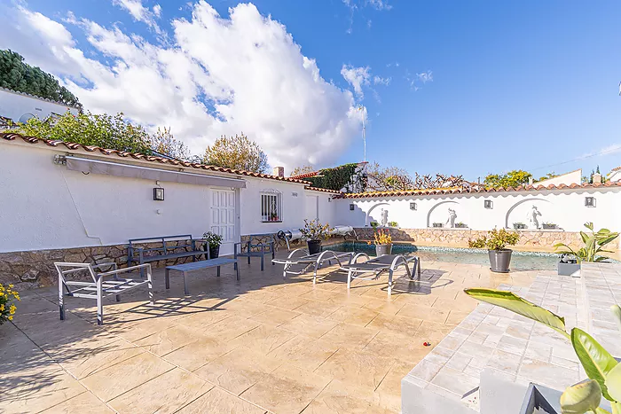 Belle maison avec piscine et trois grandes chambres, découvrez la maison de vos rêves! Venez la visi